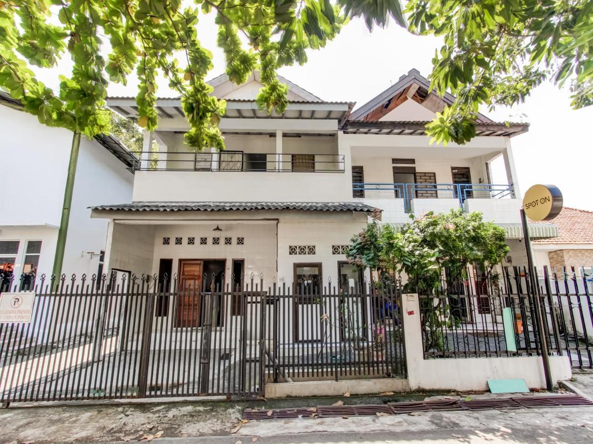 Oyo Life 91374 Asia Stay Semarang Syariah Exterior foto